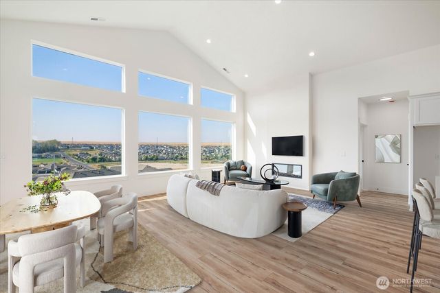 6677 W 27th Avenue, Kennewick, WA 99338