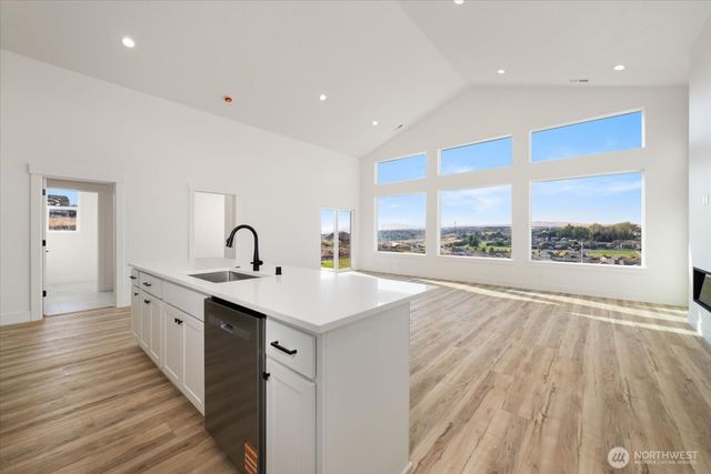 6677 W 27th Avenue, Kennewick, WA 99338