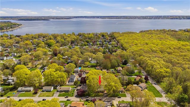 8 Monterey Drive, Bristol, RI 02809