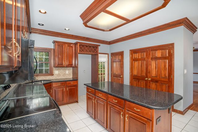 7204 Austinwood Rd, Louisville, KY 40214