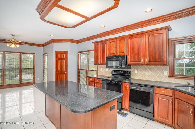 7204 Austinwood Rd, Louisville, KY 40214