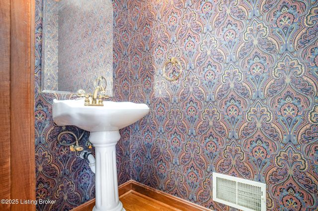 7204 Austinwood Rd, Louisville, KY 40214