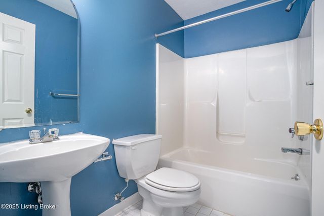 7204 Austinwood Rd, Louisville, KY 40214