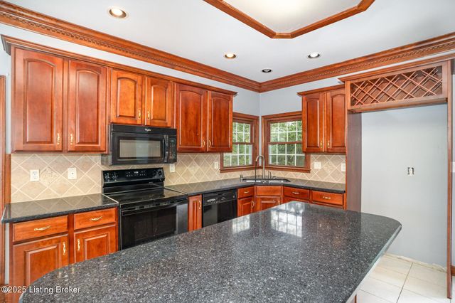 7204 Austinwood Rd, Louisville, KY 40214