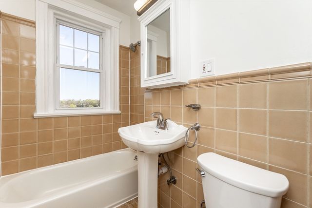 2001 Commonwealth Ave 34, Boston, MA 02135