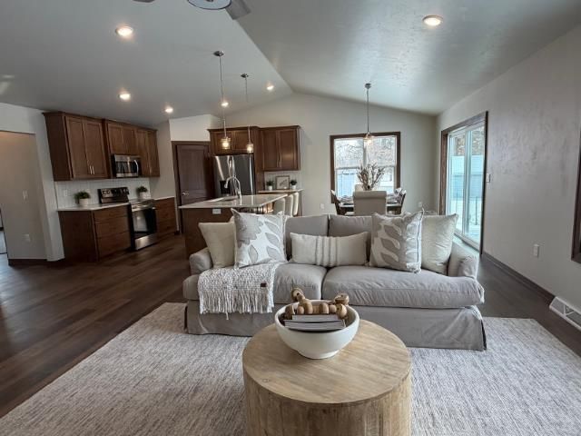 1921 LONE GROVE AVENUE, Green Bay, WI 54303