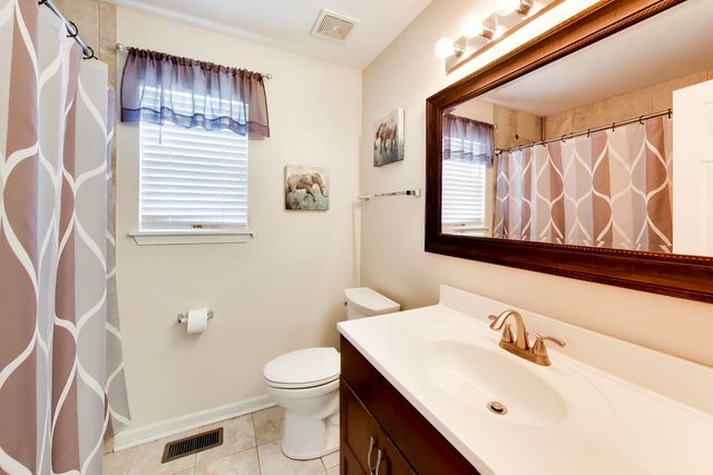 4840 Bordeaux Drive, Lake In The Hills, IL 60156