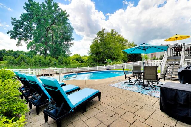 4840 Bordeaux Drive, Lake In The Hills, IL 60156