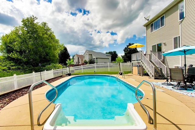 4840 Bordeaux Drive, Lake In The Hills, IL 60156