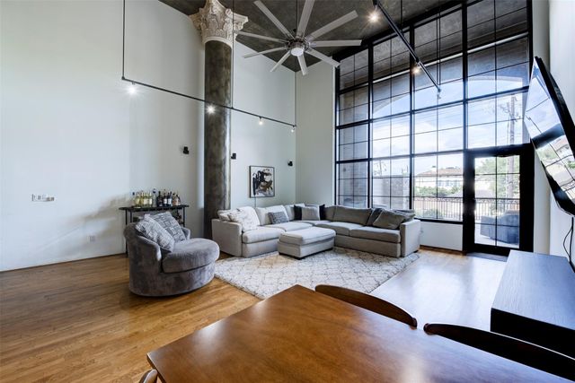 1005 S Shepherd Drive 211, Houston, TX 77019