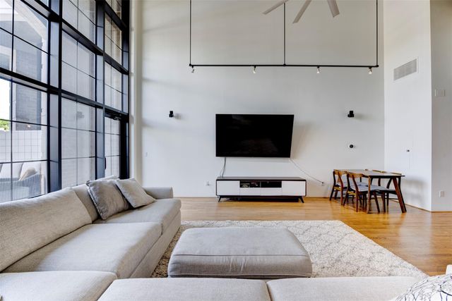 1005 S Shepherd Drive 211, Houston, TX 77019