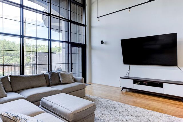 1005 S Shepherd Drive 211, Houston, TX 77019