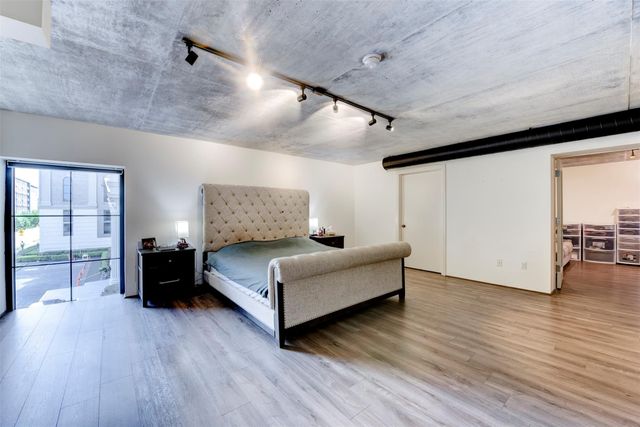 1005 S Shepherd Drive 211, Houston, TX 77019