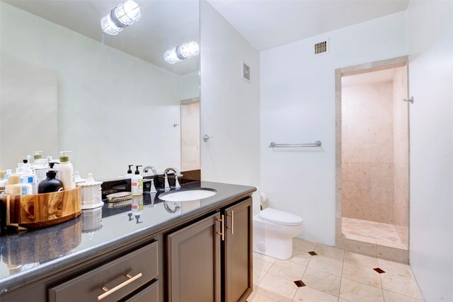 1005 S Shepherd Drive 211, Houston, TX 77019