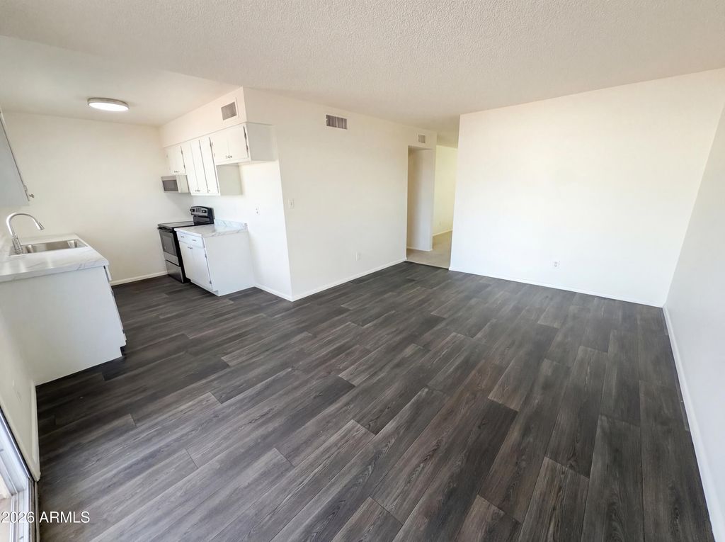 Image 11 of property listing at 4150 W MEDLOCK Drive, Phoenix, AZ 85019