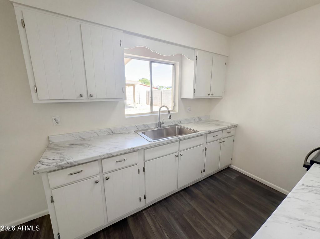 Image 12 of property listing at 4150 W MEDLOCK Drive, Phoenix, AZ 85019