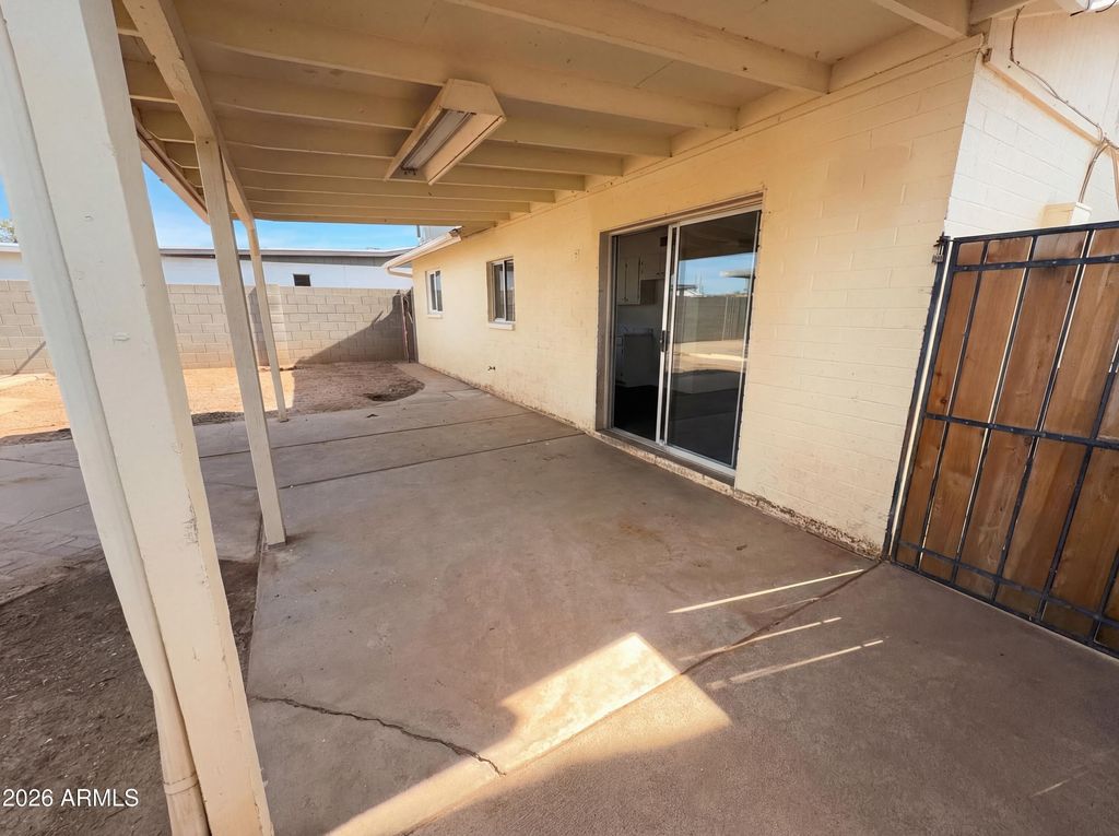 Image 22 of property listing at 4150 W MEDLOCK Drive, Phoenix, AZ 85019