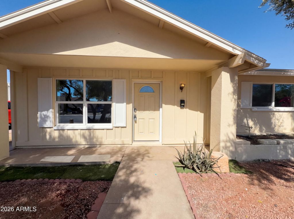 Image 7 of property listing at 4150 W MEDLOCK Drive, Phoenix, AZ 85019