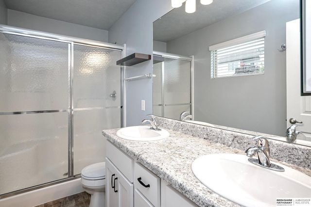 7811 N 82nd Avenue, Omaha, NE 68122