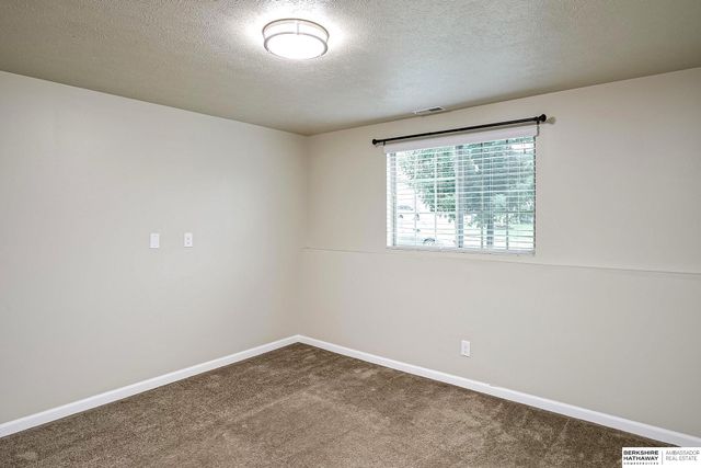 7811 N 82nd Avenue, Omaha, NE 68122