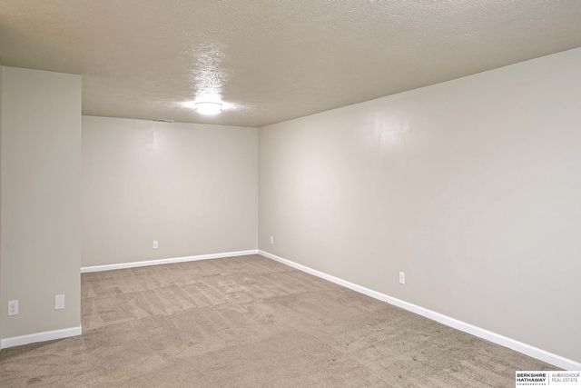 7811 N 82nd Avenue, Omaha, NE 68122