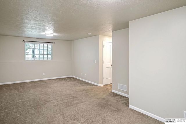 7811 N 82nd Avenue, Omaha, NE 68122