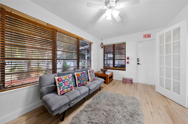 911 N Park Rd, Hollywood, FL 33021