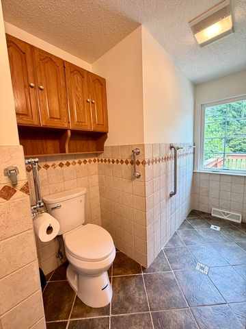 142 Yarmouth St, Longmeadow, MA 01106