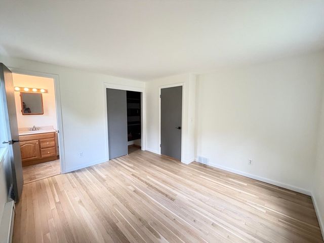 142 Yarmouth St, Longmeadow, MA 01106