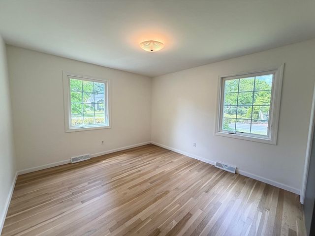 142 Yarmouth St, Longmeadow, MA 01106