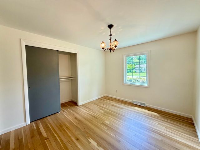 142 Yarmouth St, Longmeadow, MA 01106