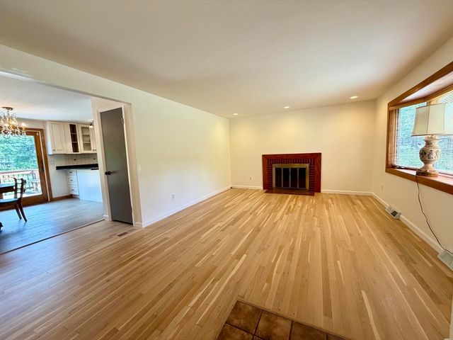 142 Yarmouth St, Longmeadow, MA 01106