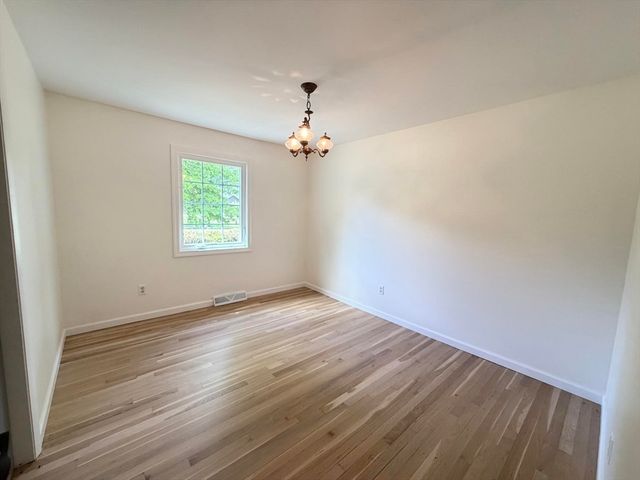 142 Yarmouth St, Longmeadow, MA 01106