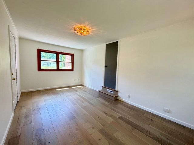 142 Yarmouth St, Longmeadow, MA 01106