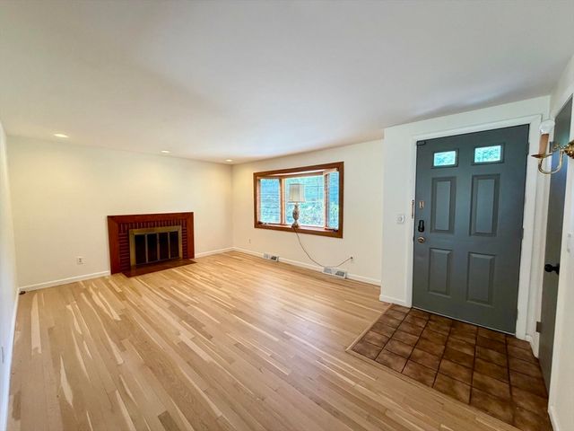 142 Yarmouth St, Longmeadow, MA 01106