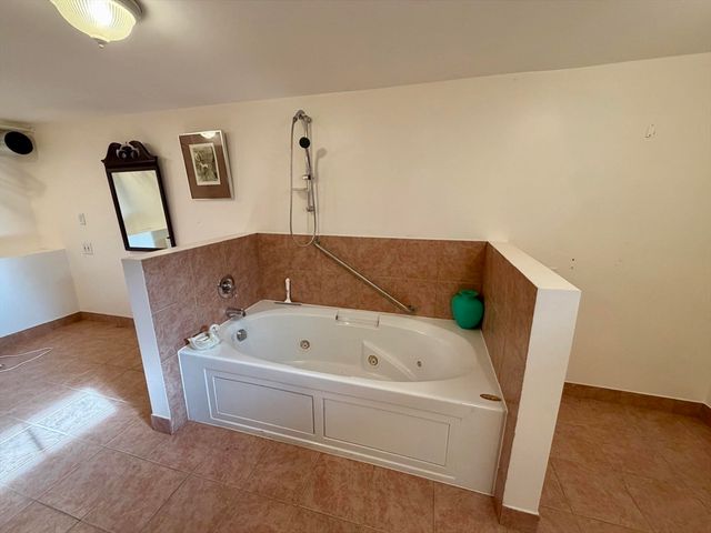 142 Yarmouth St, Longmeadow, MA 01106