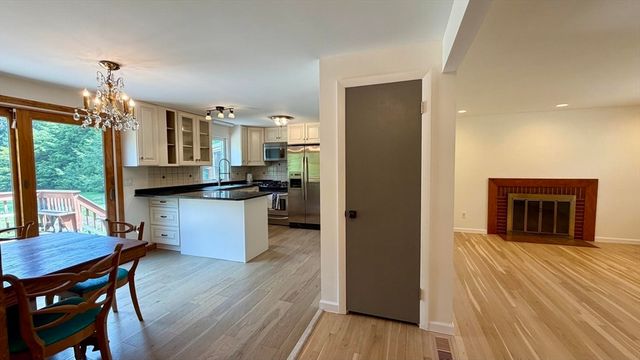 142 Yarmouth St, Longmeadow, MA 01106