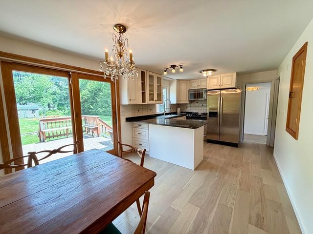 142 Yarmouth St, Longmeadow, MA 01106