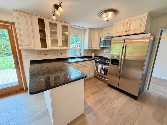 142 Yarmouth St, Longmeadow, MA 01106