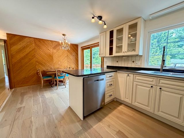 142 Yarmouth St, Longmeadow, MA 01106