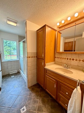 142 Yarmouth St, Longmeadow, MA 01106