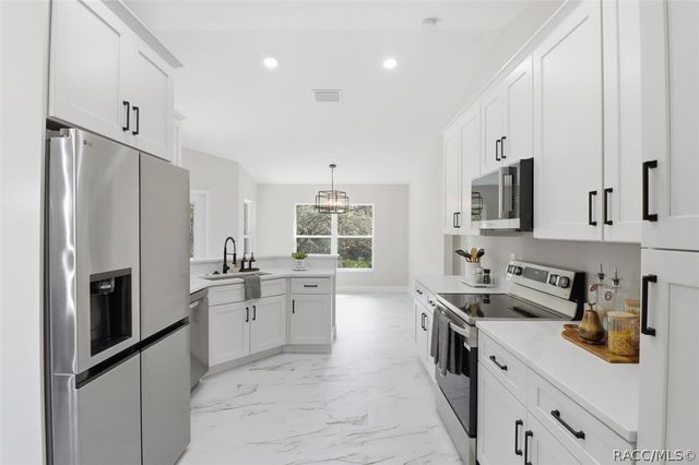 7821 N Sarazen Drive, Citrus Springs, FL 34434