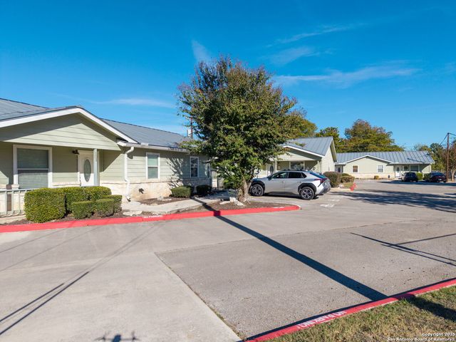 121 S Plant Ave Apt 102, Boerne, TX 78006
