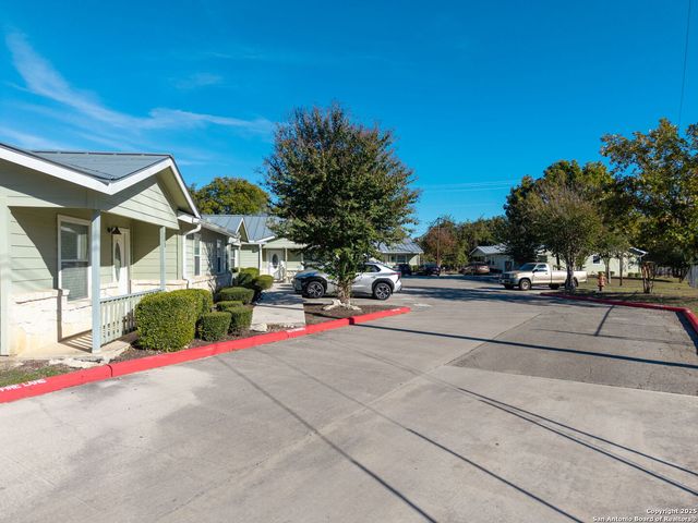 121 S Plant Ave Apt 102, Boerne, TX 78006