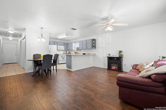121 S Plant Ave Apt 102, Boerne, TX 78006