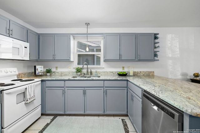 121 S Plant Ave Apt 102, Boerne, TX 78006