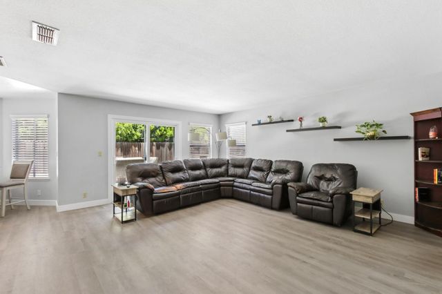 2977 Kathy Cir, West Sacramento, CA 95691