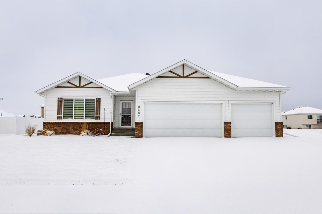3637 18th Street S, Moorhead, MN 56560