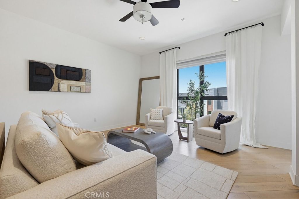 Image 3 of property listing at 402 S Rockefeller 406, Irvine, CA 92612