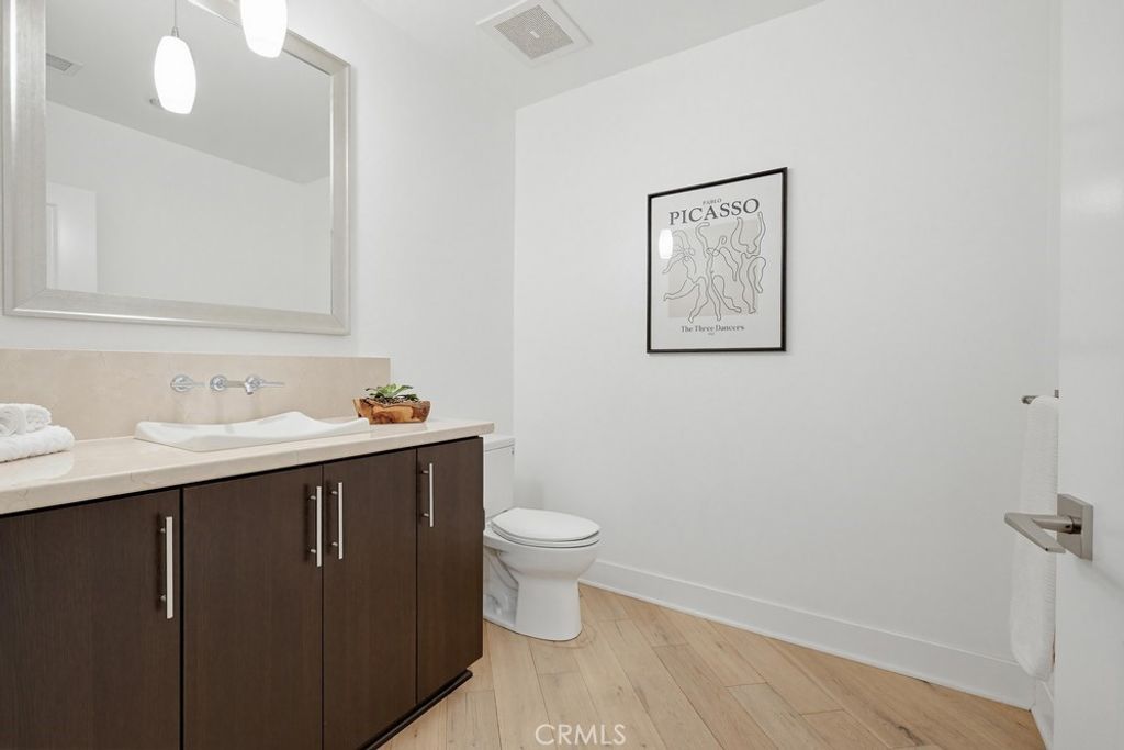 Image 41 of property listing at 402 S Rockefeller 406, Irvine, CA 92612